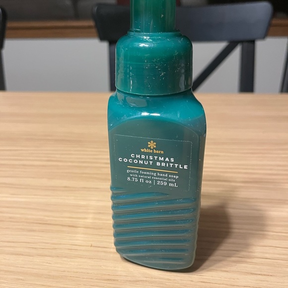 Bath & Body Works Gentle Foaming Hand Soap. Christmas Coconut Brittle. - Picture 2 of 3